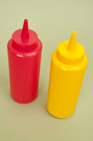 Garrafas divertidas de ketchup e mostarda — Fotografia de Stock