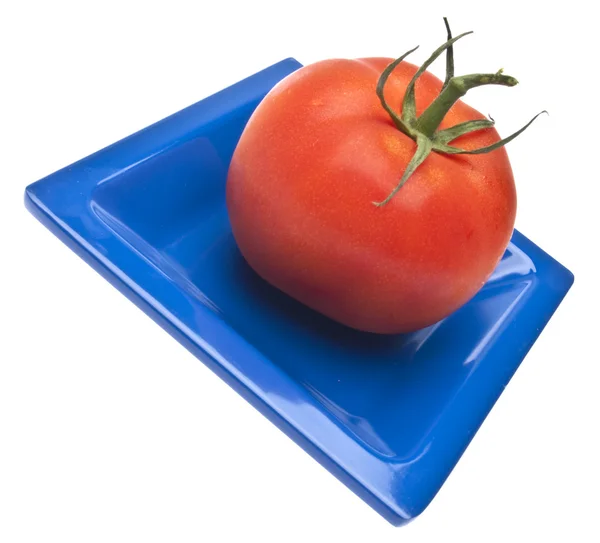 Üzerinde mavi bir tabak domates — Stok fotoğraf