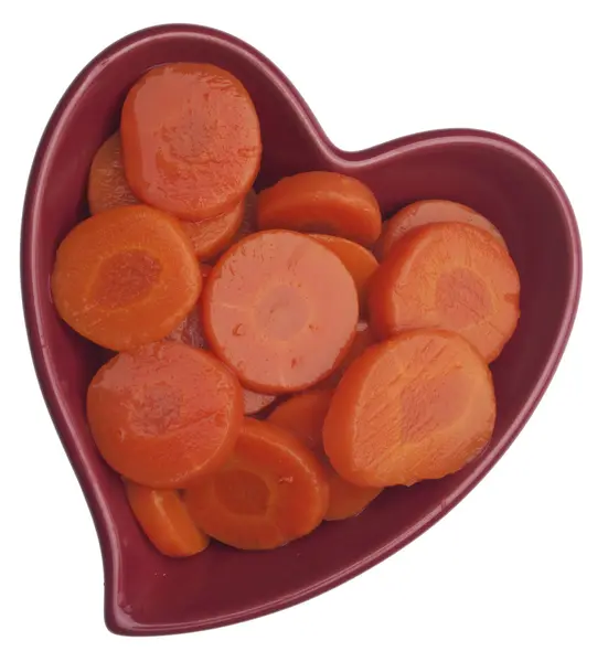 Morötter i en hjärtformade skål — Stockfoto