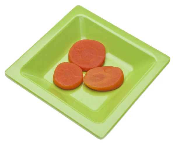 Cenouras em um prato verde vibrante — Fotografia de Stock