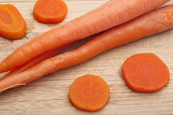 Konserverade och färska morötter — Stockfoto