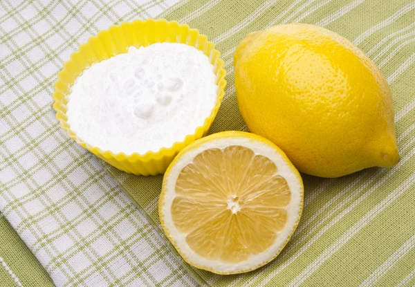 Φυσικό καθαρισμό με τα λεμόνια και μαγειρική σόδα — Φωτογραφία Αρχείου