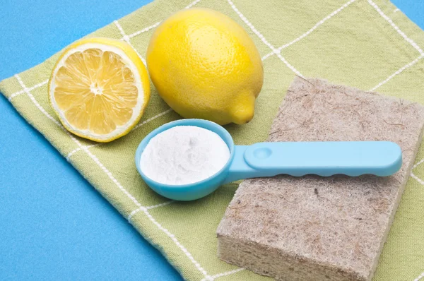Natürliche Reinigung mit Zitronen, Backpulver und Essig — Stockfoto