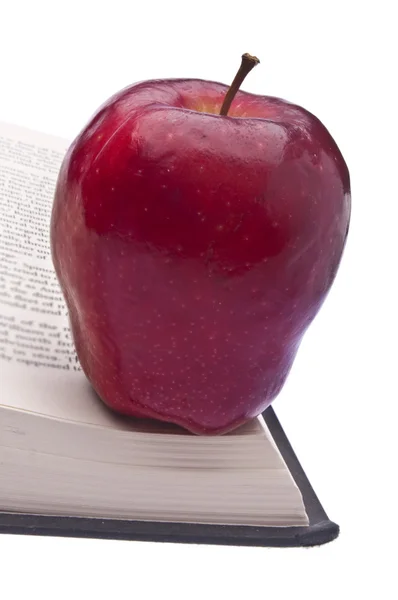 Красное яблоко и книга — стоковое фото