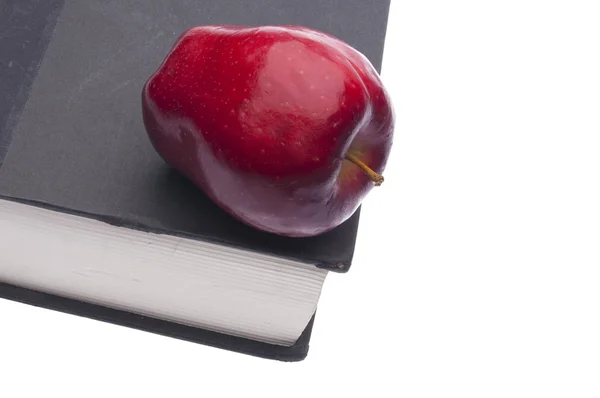 Roter Apfel und Buch — Stockfoto