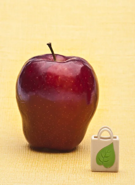 Apple e saco de supermercado reutilizável — Fotografia de Stock