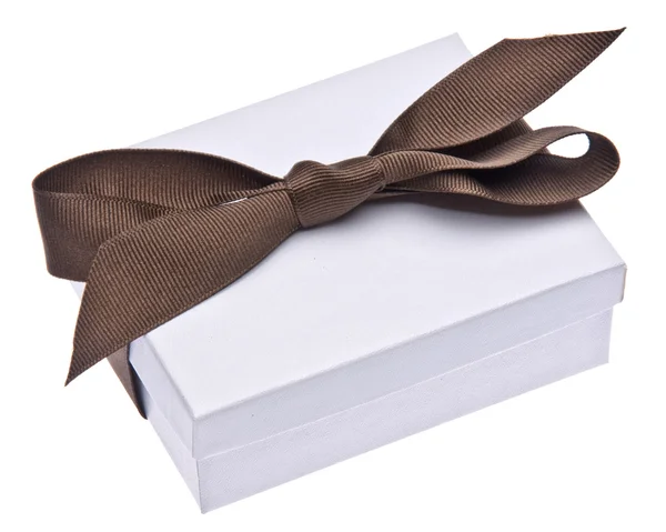 Scatola regalo bianca con nastro marrone — Foto Stock