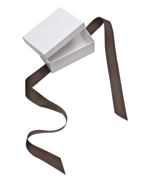 Caja de regalo blanca con cinta marrón —  Fotos de Stock