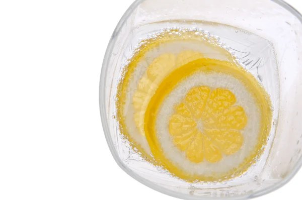 Zitronen im Wasser mit Blasenrand — Stockfoto