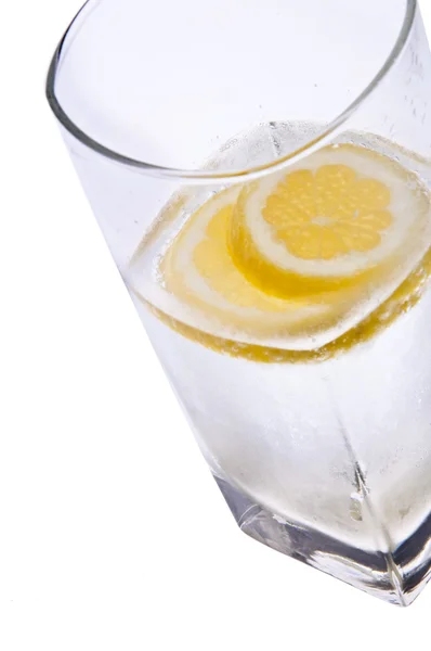 Su kabarcıkları kenarlığı olan limon — Stok fotoğraf