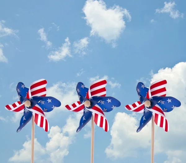 Patriotiska amerikanska vindsnurror på en solig dag moln bakgrund. — Stockfoto