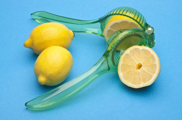 Frisch gepresste Zitronen — Stockfoto