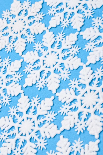 Flocons de neige sur fond bleu — Photo