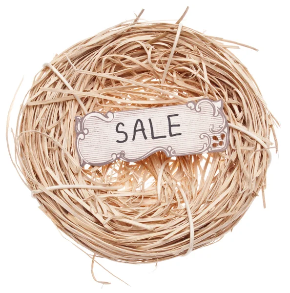 Знак продажи в гнезде птиц — стоковое фото