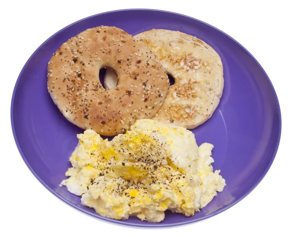 Sahanda yumurta ve bagel Kahvaltı — Stok fotoğraf