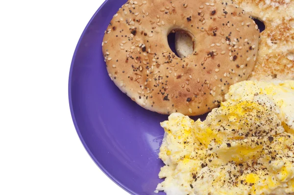 Ovos mexidos e Bagel Breakfast — Fotografia de Stock