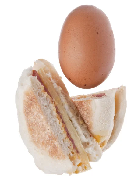 Sándwich de desayuno de tocino, huevo y queso en rodajas — Foto de Stock