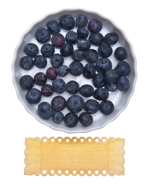 保鲜碗的蓝莓与复古 grunge 标签. — 图库照片