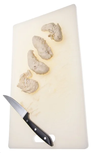 Frango escalfado em uma placa de corte com faca — Fotografia de Stock