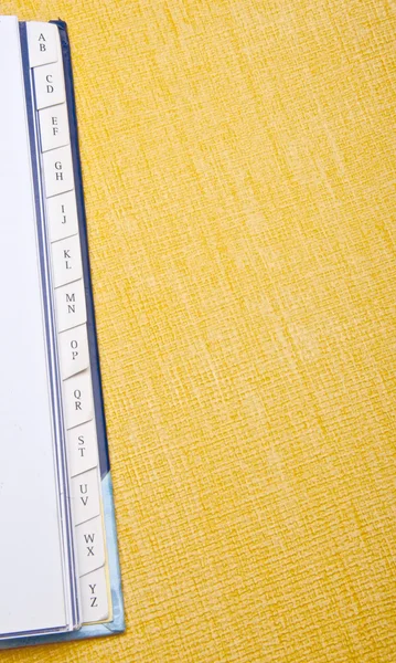 Адресная книга на желтом вибрирующем фоне — стоковое фото