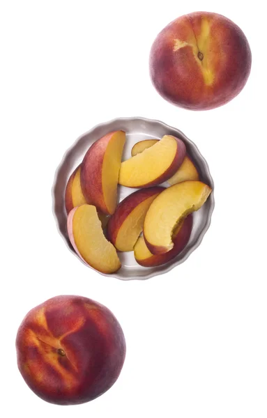Sliced and Whole Fresh Peaches — Stock Photo, Image