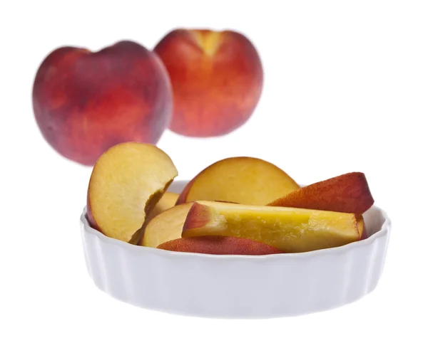 In Scheiben geschnittene und ganz frische Pfirsiche — Stockfoto