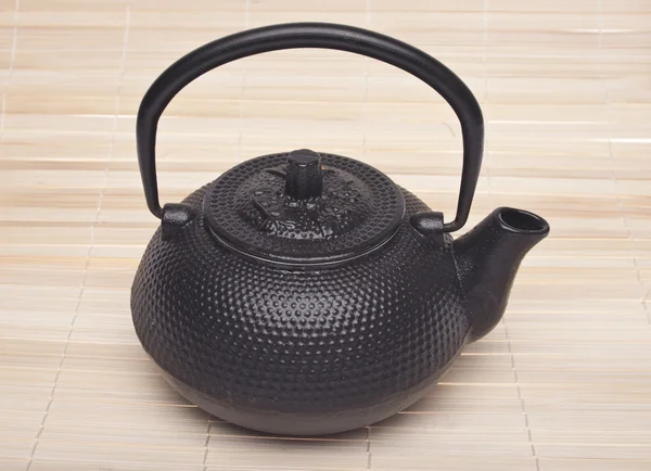 Einfache schwarze Teekanne — Stockfoto