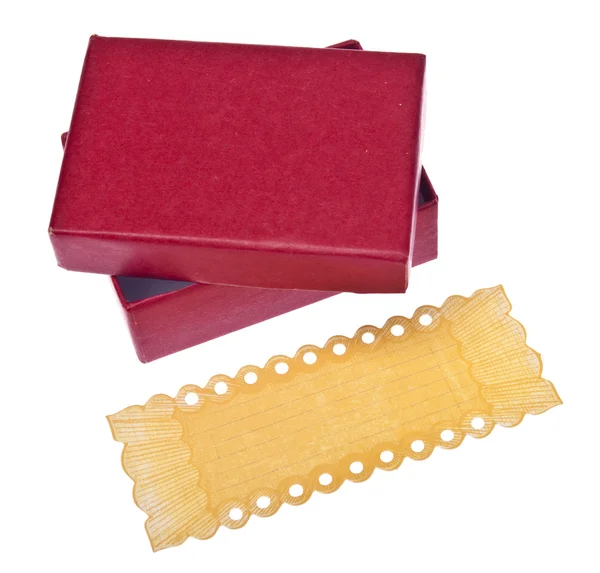 Vintage grunge boş sarı etiketli şenlikli kırmızı hediye kutusu — Stok fotoğraf