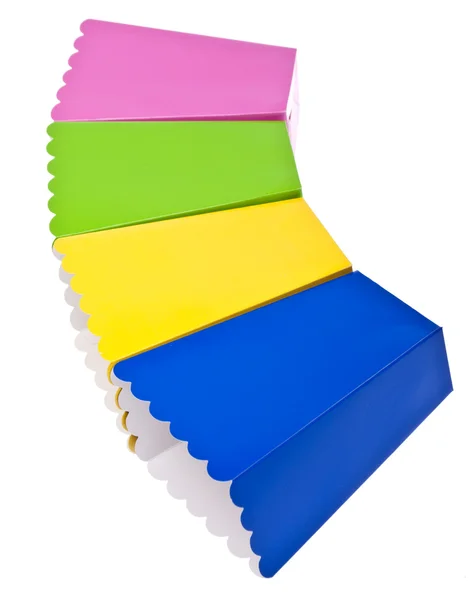 Яскраві кольорові коробки для лікування заповнені попкорном — стокове фото