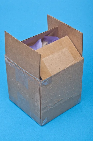 Коробка доставки на синьому фоні — стокове фото