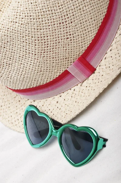 Beach achtergrond met hoed en zonnebril — Stockfoto
