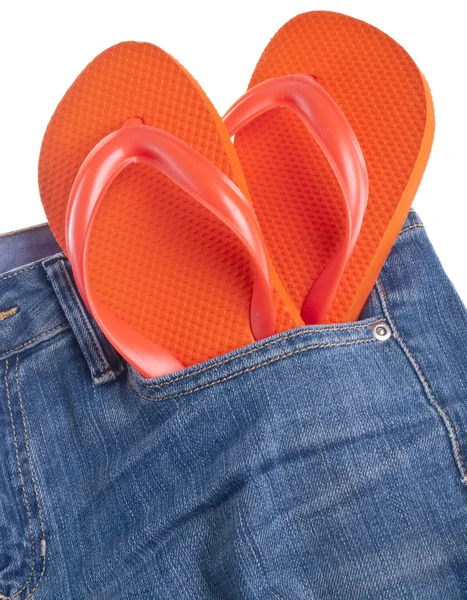 Sommaren flip flop sandaler i fickan på denim blue jean byxor — Stockfoto
