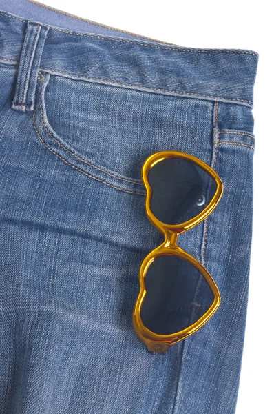心形太阳镜牛仔布蓝色牛仔裤裤子的口袋里 — 图库照片