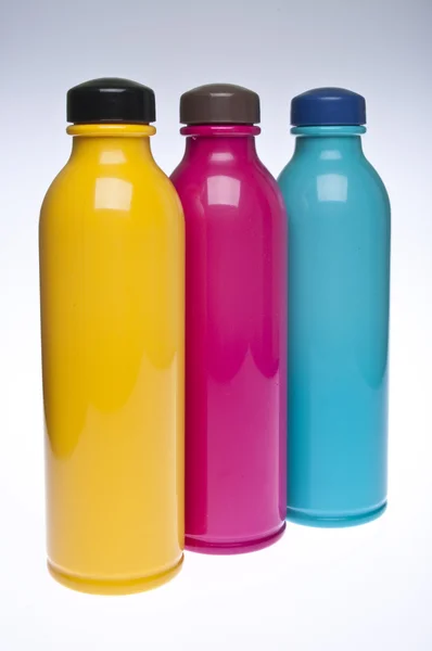 Trio de garrafas de bebida de plástico — Fotografia de Stock