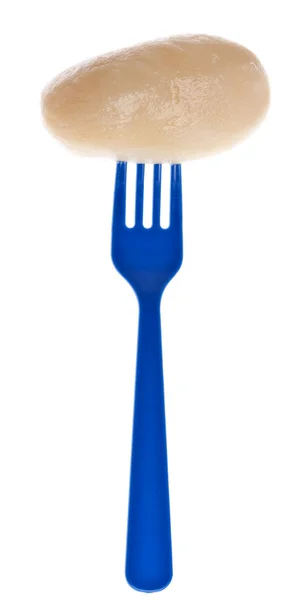 Konserverad färskpotatis på en pulserande blå gaffel. — Stockfoto