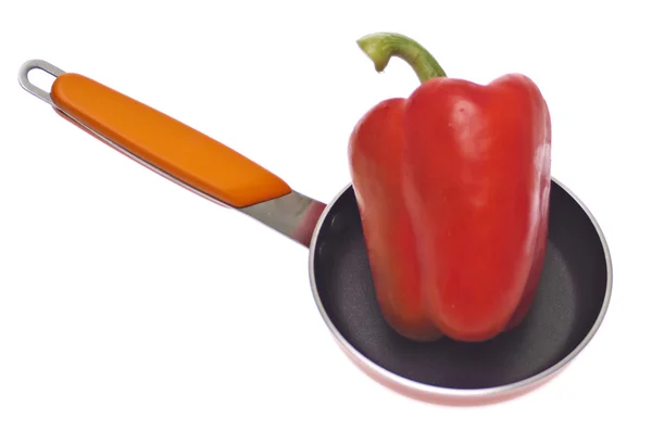 Яркий красный перец на сковороде — стоковое фото