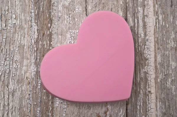 Coração rosa na madeira rústica — Fotografia de Stock