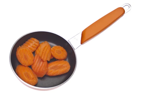 Gesneden wortelen in een kokende pan — Stockfoto
