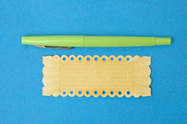 Zelené pero s zdobené žlutým labe — Stock fotografie