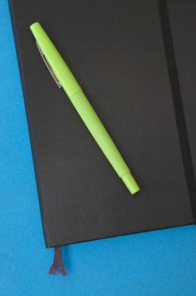 充满活力的绿色钢笔和笔记本 — 图库照片