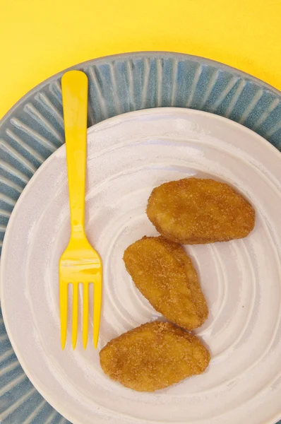 Nuggets z kurczaka na nowoczesne miejsce ustawienia — Zdjęcie stockowe