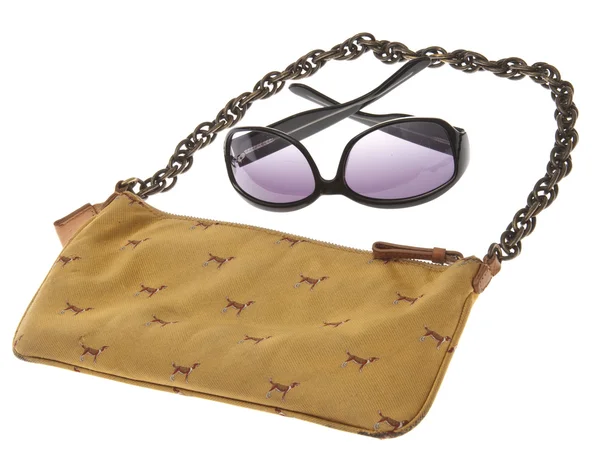 Dames handtas met zwarte zonnebril — Stockfoto