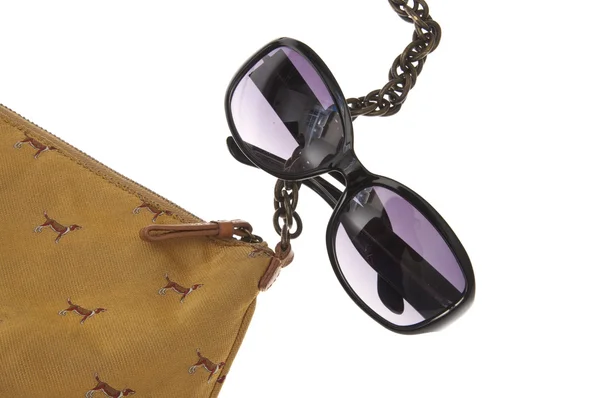 Dames handtas met zwarte zonnebril — Stockfoto