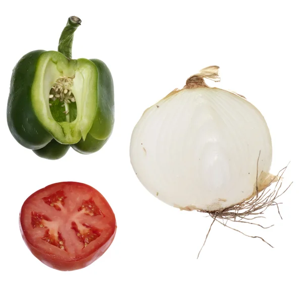 Φέτες τμήματα μια πράσινη πιπεριά, ντομάτα και λευκό κρεμμύδι — Φωτογραφία Αρχείου