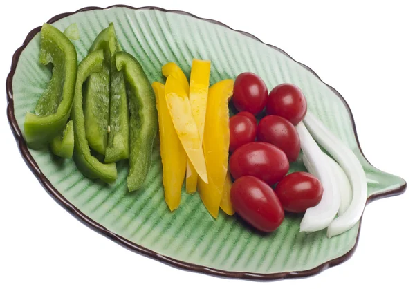 Свежие овощные ломтики на тарелке — стоковое фото