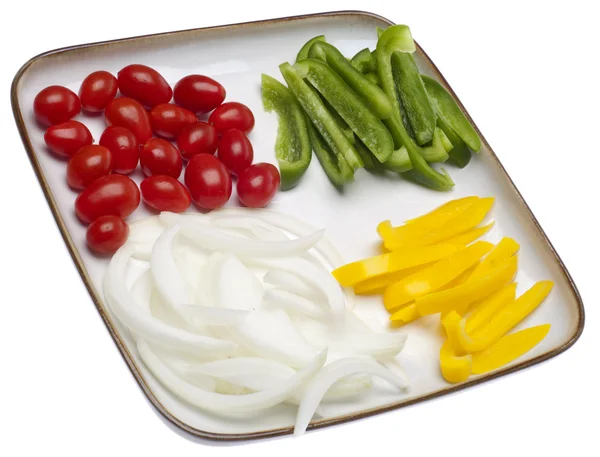 Свежие овощные ломтики на тарелке — стоковое фото