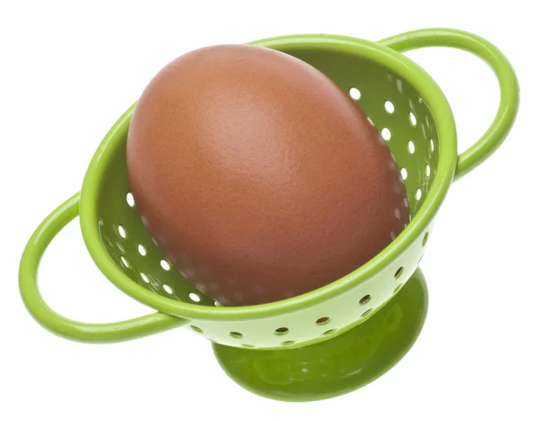 Bruin ei in een vergiet — Stockfoto