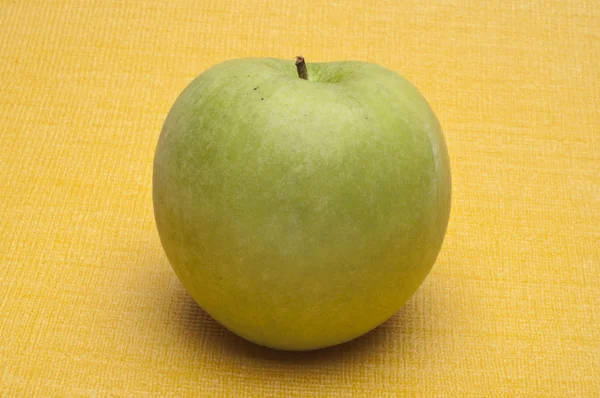 Apfel auf gelb — Stockfoto