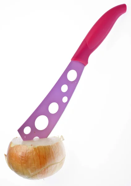 Cebola branca com faca rosa — Fotografia de Stock