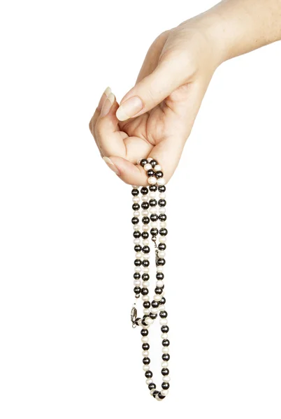 Cuerda de perla en una mano femenina, sobre blanco — Foto de Stock